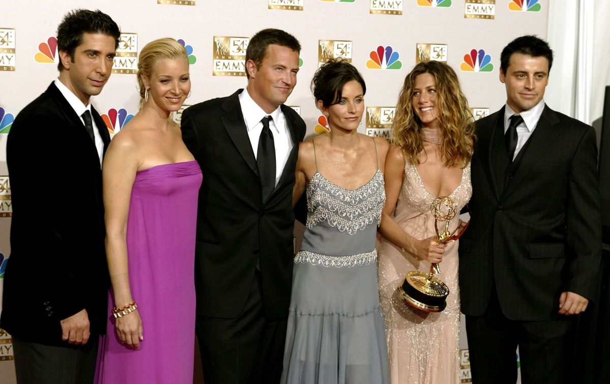 Rygterne om en romance opstod efter lanceringen af HBO-dokumentaren 'Friends: The Reunion'. På billedet se Davis Schwimmer og Jennifer Aniston som nummer to fra højre.