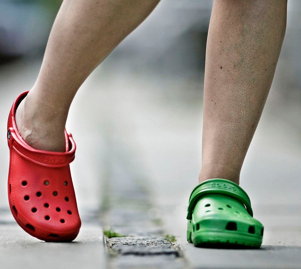 Crocs er normalt kendt for komfort og funktionalitet snarere end design og æstetik.