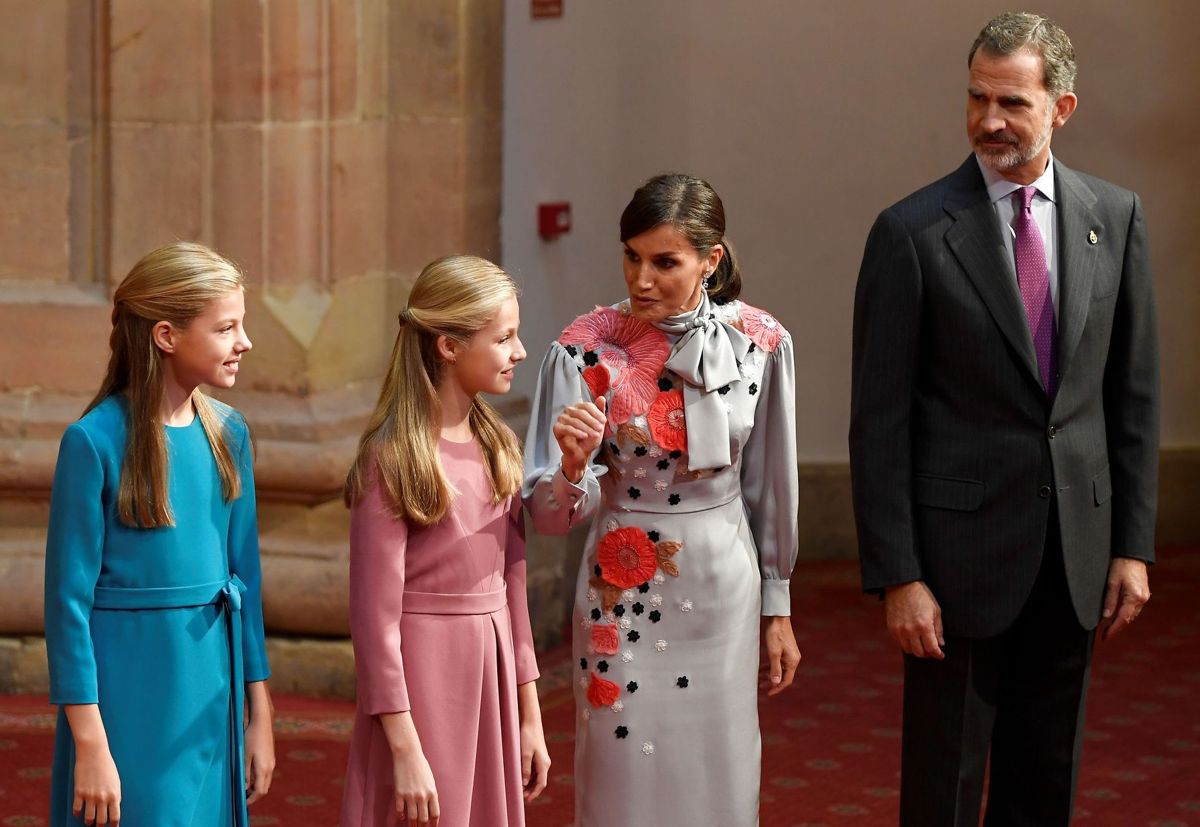 Kong Felipe ses her sammen med dronning Letizia og parrets to døtre, kronprinsesse Leonor (i pink) og prinsesse Sofia.