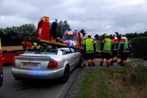 Bankede op i svingende bil