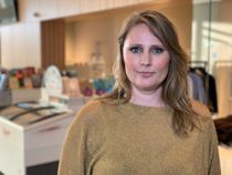 Politiker viser maveskind i protest mod forbud