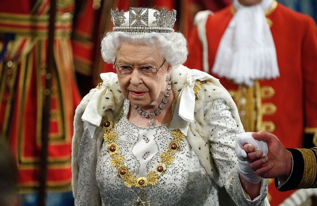 Britiske medier skriver, at unavngivne kilder blandt kongehusets rækker er rasende og forargede over, at Harry og Meghan er i kontakt med dronningen.