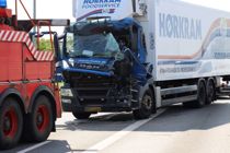 To lastbiler brager sammen