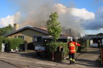 Ild står op fra taget