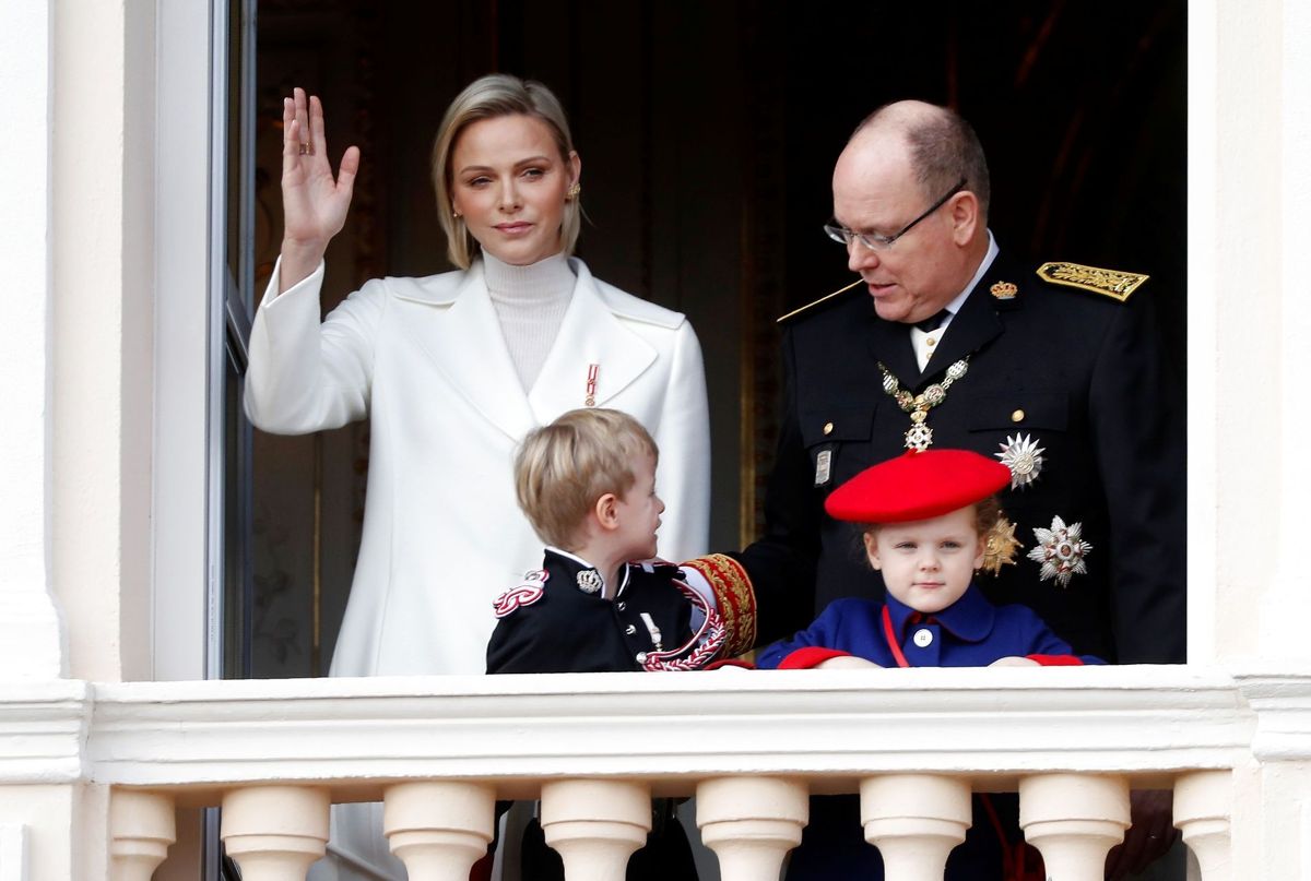 Fyrst Albert og fyrstinde Charlene ses her med deres nu seksårige tvillinger prinsesse Gabriella og prins Jacques.