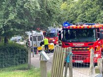 Taber kvinde i kørestol fra lift