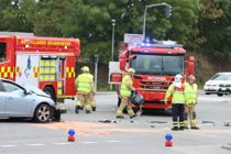 Tre biler brager sammen i befærdet kryds