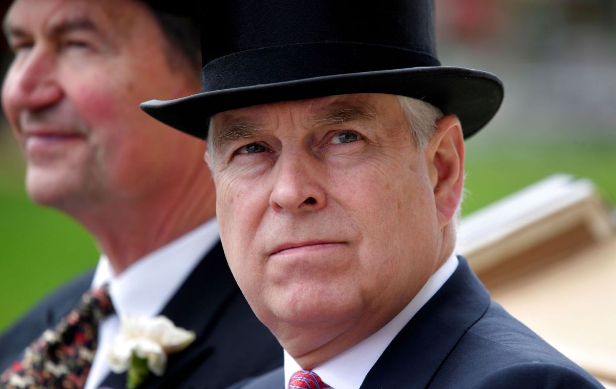 Prins Andrew er tilsyneladende ikke interesseret i at tage imod retsdokumenterne i forbindelse med sex-anklagerne fra Virginia Guiffre imod ham.