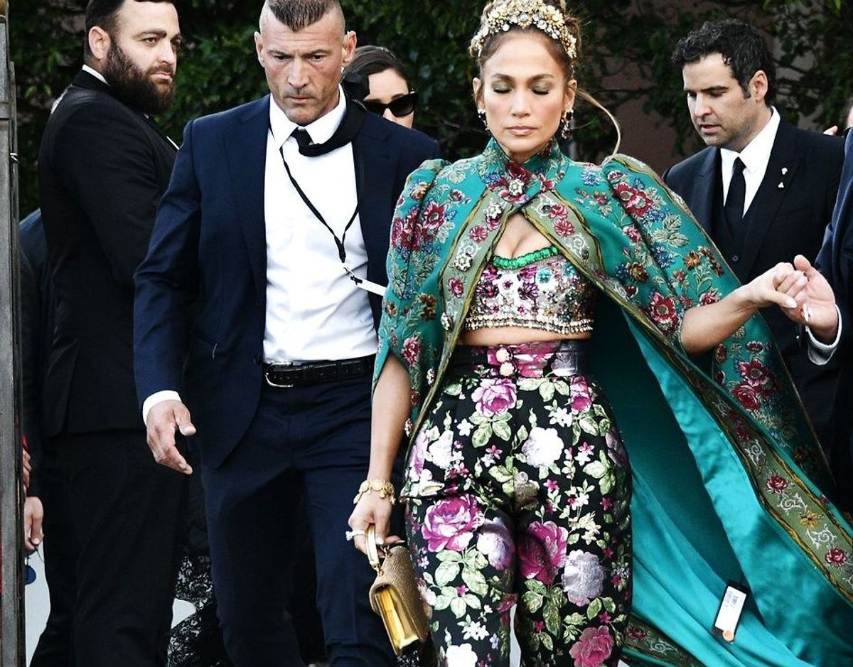 Jennifer Lopez forlader sit hotel - på vej til modeshow. Med kappe og prismærke flagrende.
