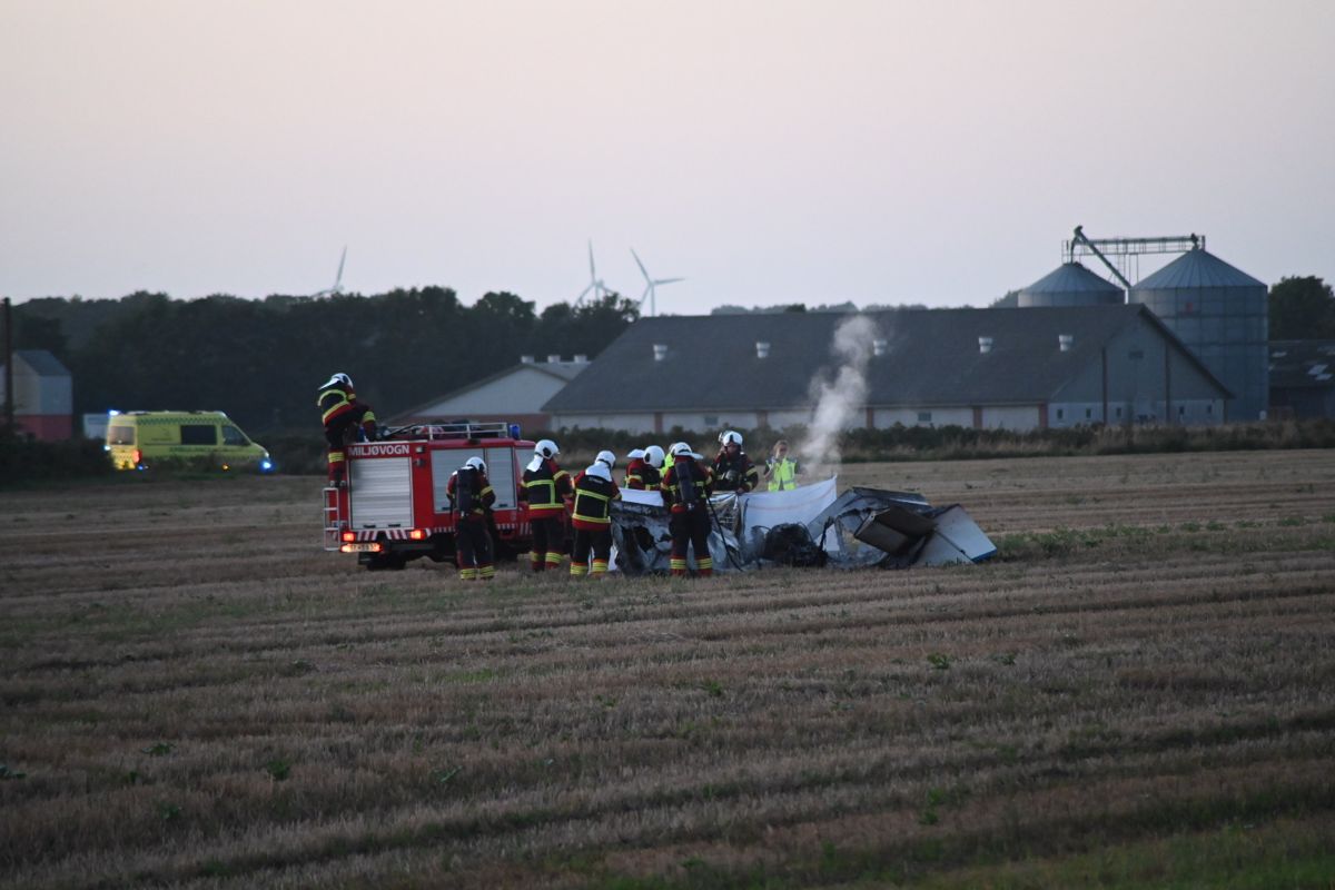 Flyet styrtede ned og brød pludselig i brand.