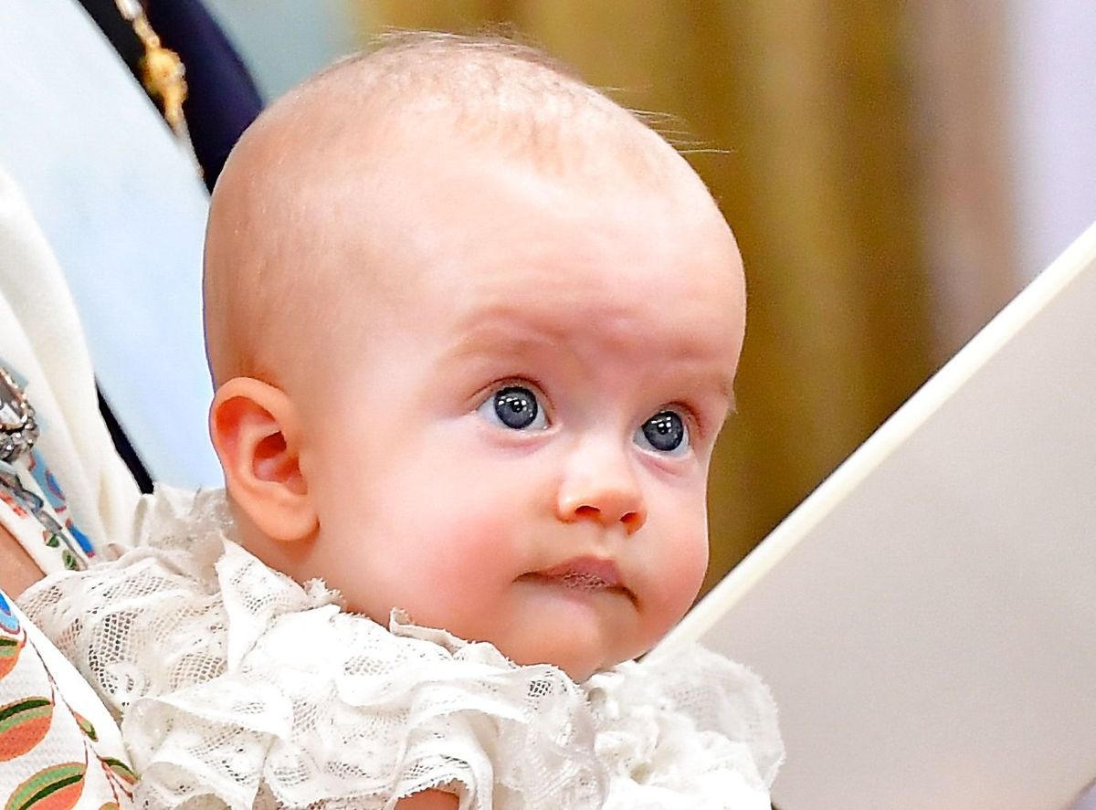 Lille prins Julian, der kom til verden den 26. marts og som således nu er godt og vel fem måneder gammel.