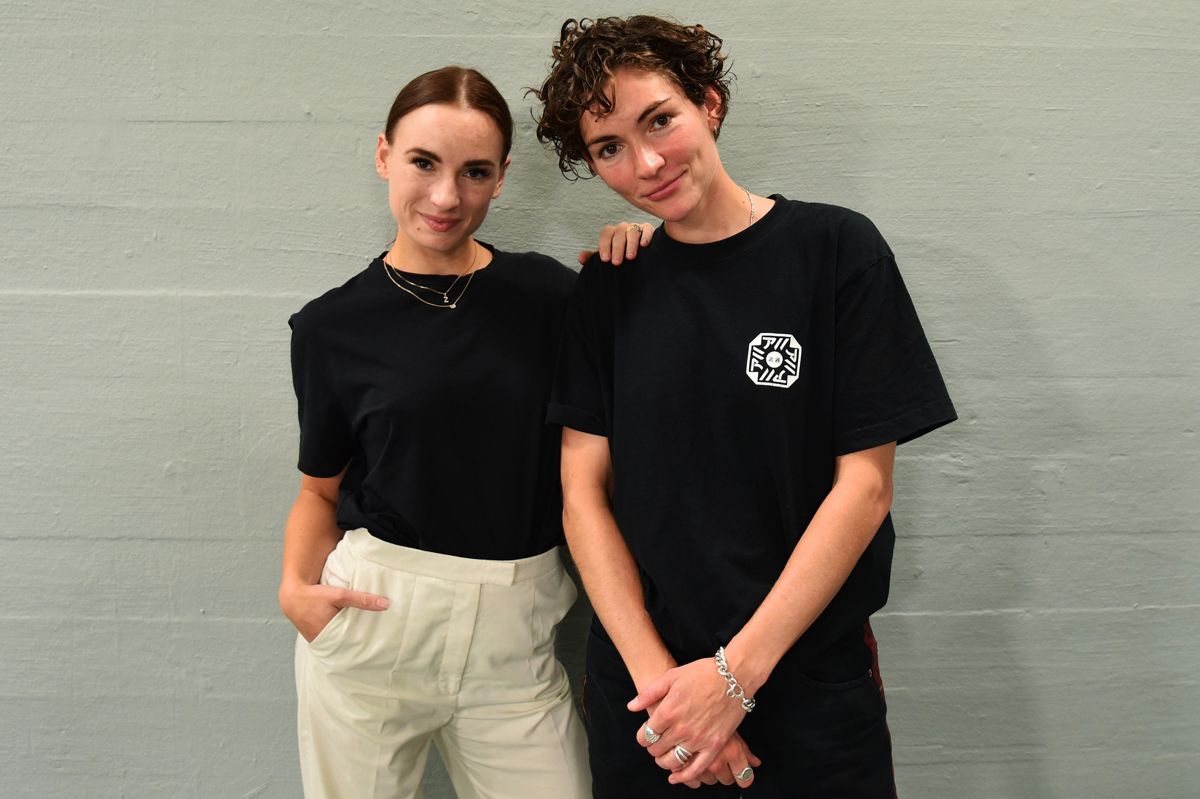 Mens det er første gang, at et kvindeligt par går på gulvet - nemlig sanger Freja Kirk og makker Claudia Rex - er det anden gang i programmets danske historie, at et par af samme køn danser sammen. For to år gik skuespilleren Jakob Fauerby på gulvet med Silas Holst, og parret gik tilmed hele vejen og lod sig kåre som vindere af "Vild med dans" anno 2019.