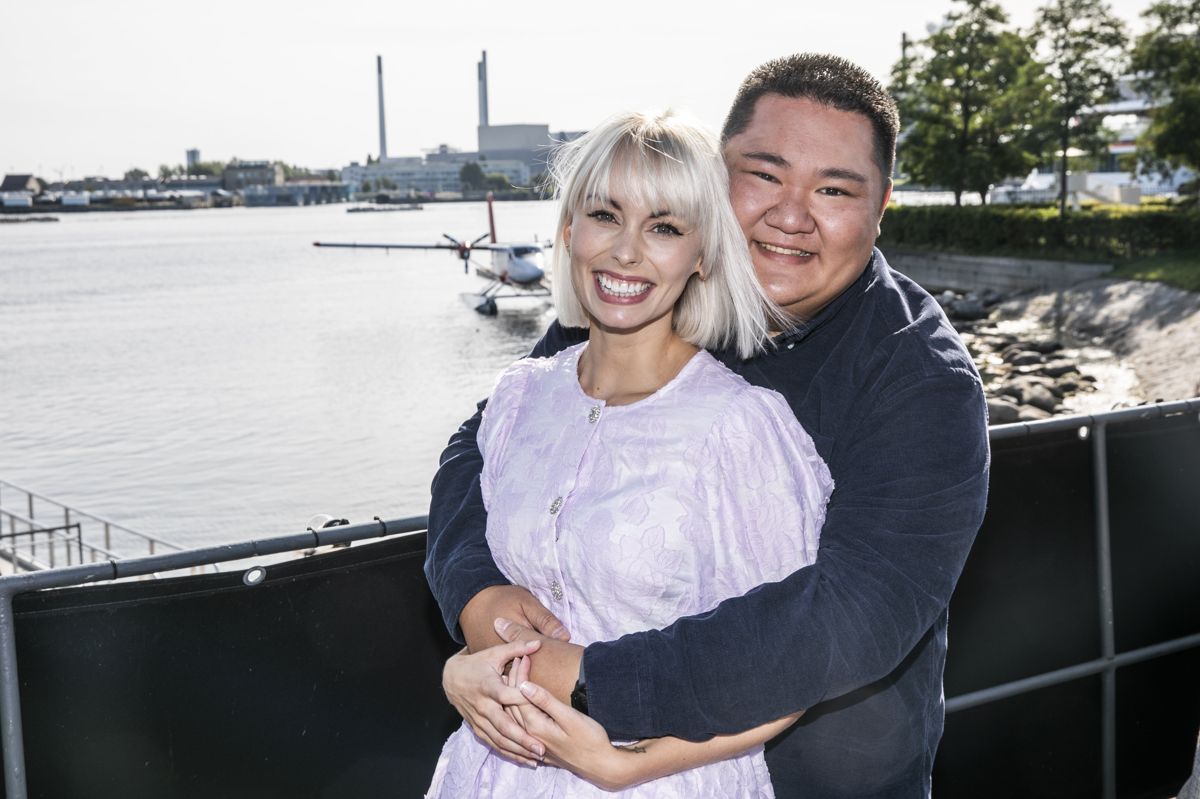 Den tidligere deltager i "Den Store Bagedyst" Micki Cheng er nervøs for at gå på gulvet for første gang, men finder stor tryghed i sin dansepartner, Jenna Bagge.