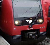 Ramt af tog: Person dræbt