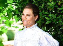 Se Victoria stråle i helt særlig dragt