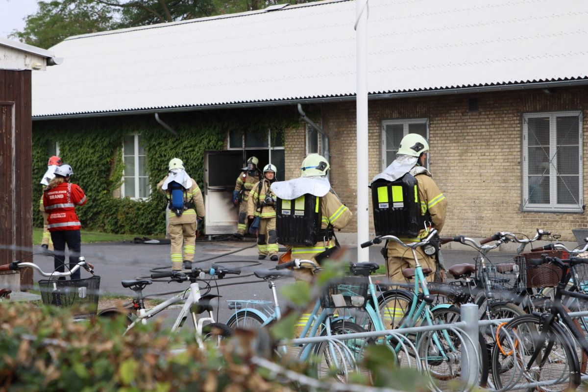 Politi og brandvæsen måtte mandag rykke ud til brand på en skole i København.
