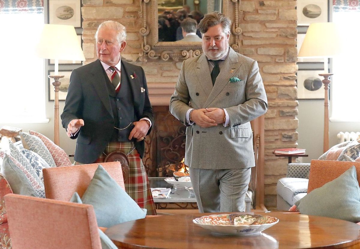 Prins Charles ses her sammen med sin nu afgåede direktør Michael Fawcett.