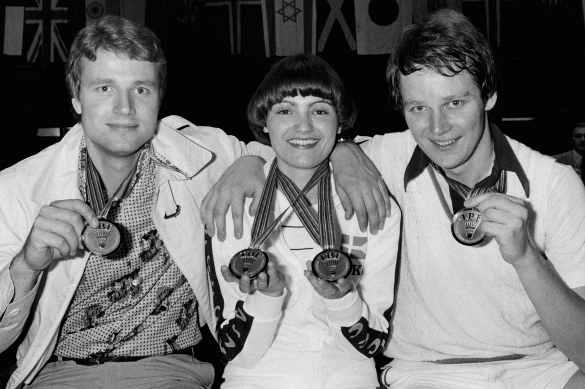 Flemming Delfs (til venstre) og Lene Køppen (i midten) vandt begge singletitler ved det første verdensmesterskab i badminton. Køppen og Steen Skovgaard (til højre) vandt desuden i mixeddouble.