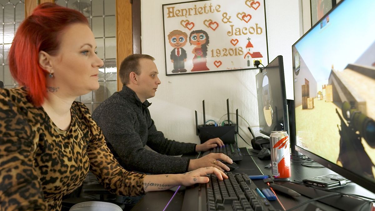 I programmet nægter parret at sælge deres computere.