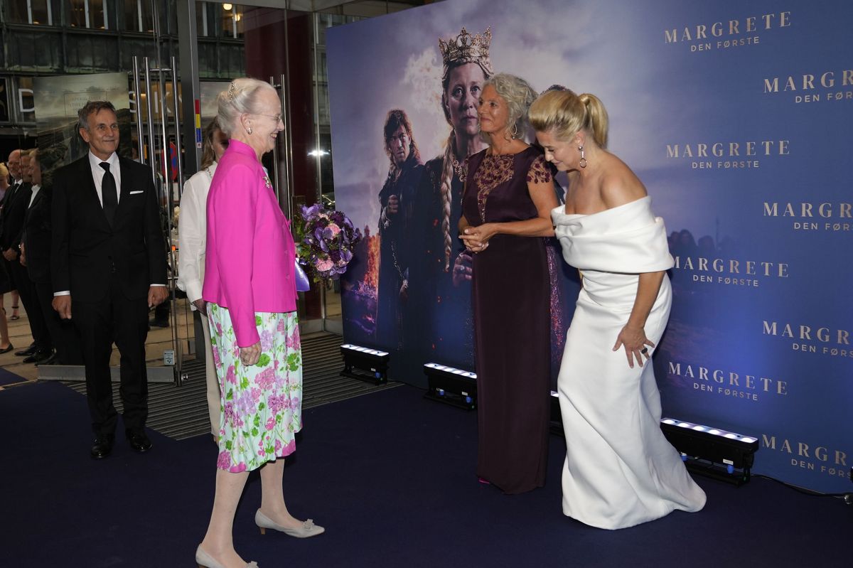 Dronning Margrethe deltager i gallapremieren på storfilmen om Danmarks første kvindelige regent "Margrete den første". Hun blev modtaget af instruktør på filmen, Charlotte Sieling, og skuespillerinden Trine Dyrholm som spiller filmens hovedrolle som middelalderdronningen.