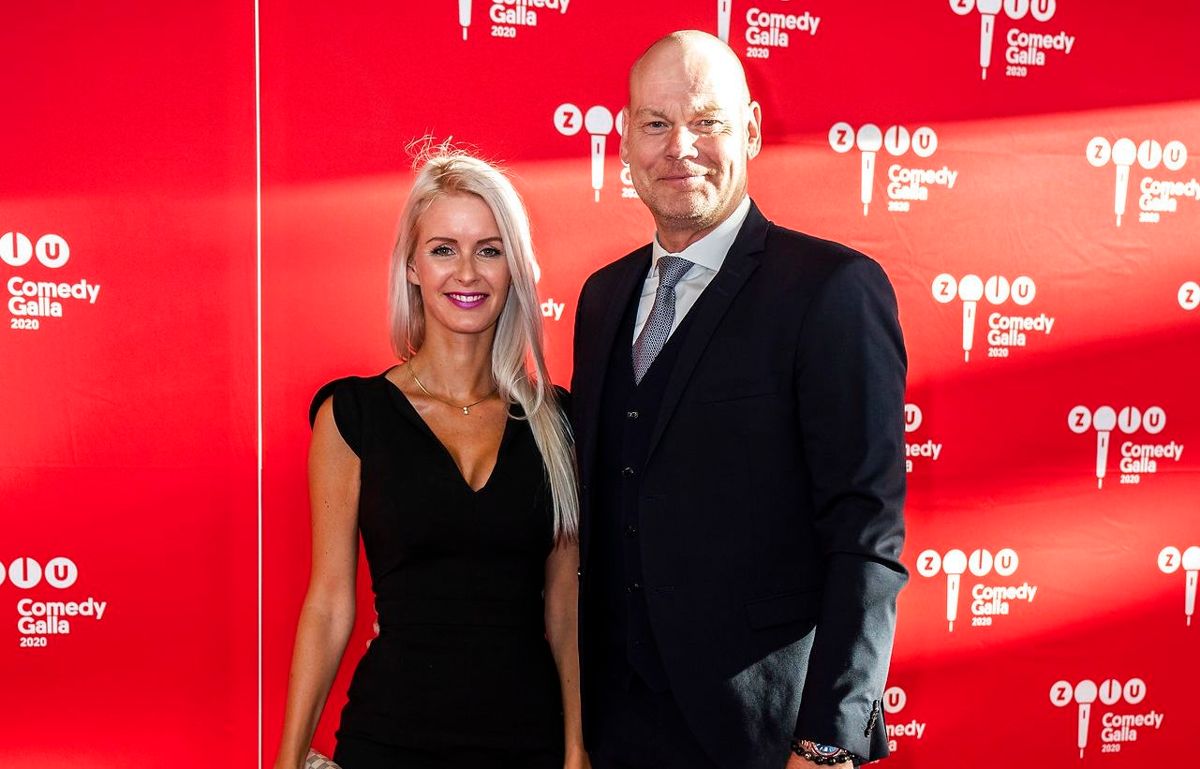 Andreas Bo ses her på den røde løber ved ved ZULU Comedy Galla 2020 i Operaen i København sammen med sin tilkommende, Katrine Wadil.