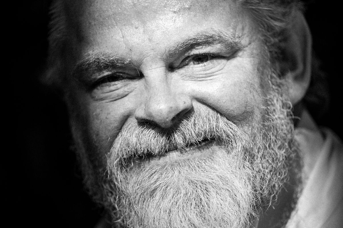 Stig Rossen har medvirket i en lang række musicals herhjemme og internationalt. Han er uddannet fra Guildhall School of Music and Drama i London og kunne sidste år fejre 30-årsjubilæum derfra og kigge tilbage på en lang, glorværdig karriere. Han har spillet mere end 1500 forestillinger i rollen som Jean Valjean i Les Misérables i ti forskellige lande. Han har lagt stemmer og indsunget soundtracks til Disney-klassikere som "Mulan" og "Tarzan", og han har udgivet et hav af plader i eget navn og medvirket i film, teater og tv-serier. Og det er bare et udpluk af hans omfangsrige repertoire.