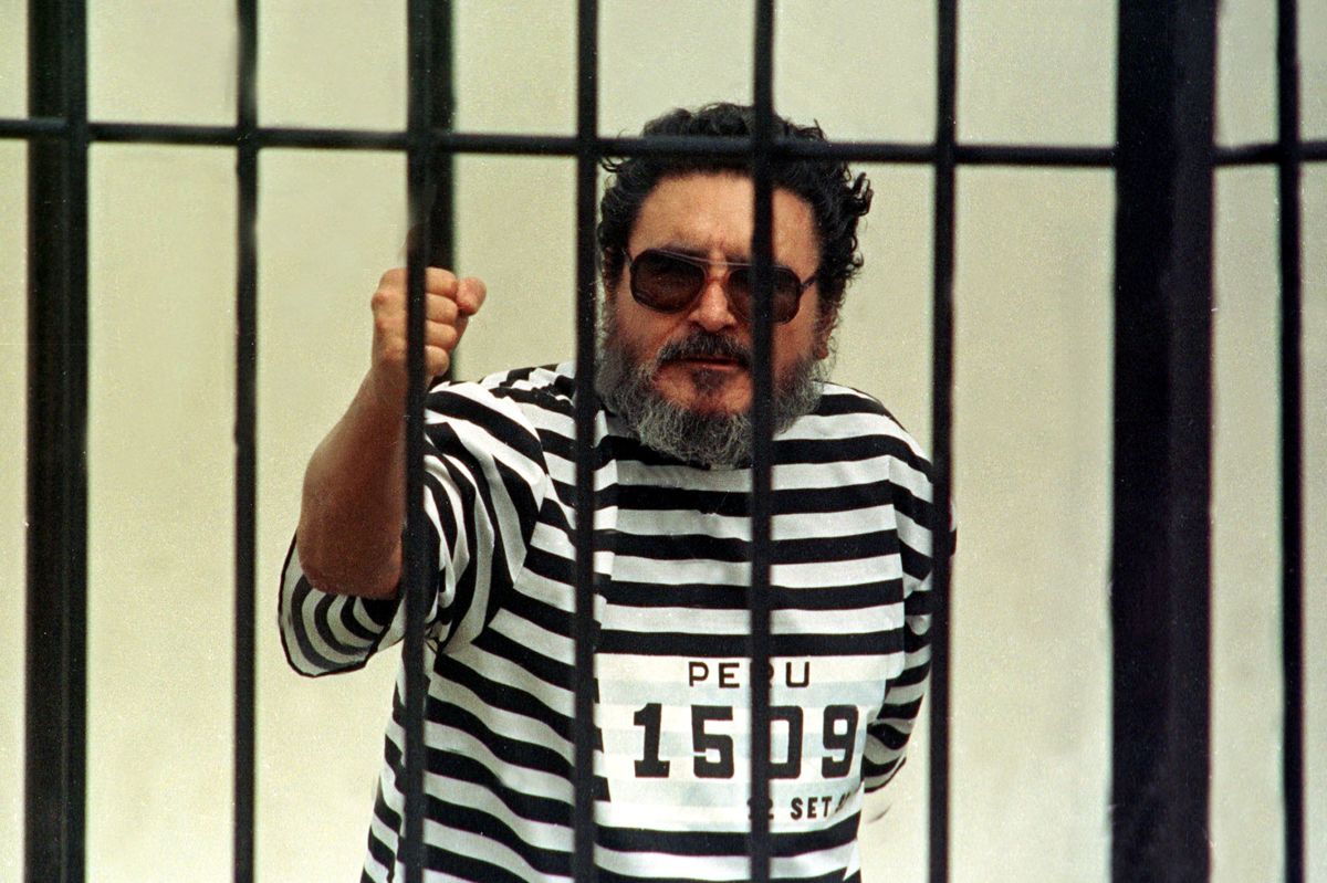 Abimael Guzman, der grundlagde oprørsbevægelsen Den Lysende Sti, er lørdag død. Han blev i 1992 anholdt i Perus hovedstad, Lima, og idømt en livstidsdom. Foto er taget kort tid efter hans tilfangetagelse for 29 år siden.