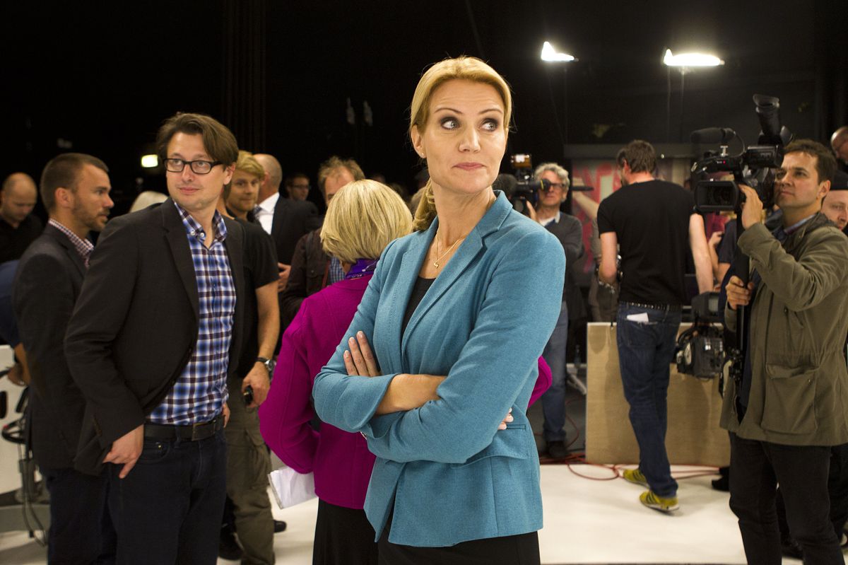 Noa Redington (med ternet skjorte) holdt sig mestendels i baggrunden i de syv et halvt år, han var personlig eller særlig rådgiver for Helle Thorning-Schmidt (S) sådan som det er kutyme for særlige rådgivere. I dag udlægger Noa Redington, som 12. september fylder 50 år, teksten om lovgiverne på Christiansborg på blandt andet TV2. (Arkivfoto)