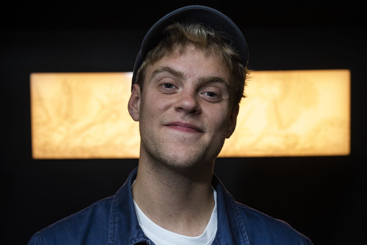 Hjalmer har slået sit eget navn fast og har været en del af den danske musikscene siden 2019, hvor han udgav sin debutplade, "Midt i en drøm eller noget der ligner".