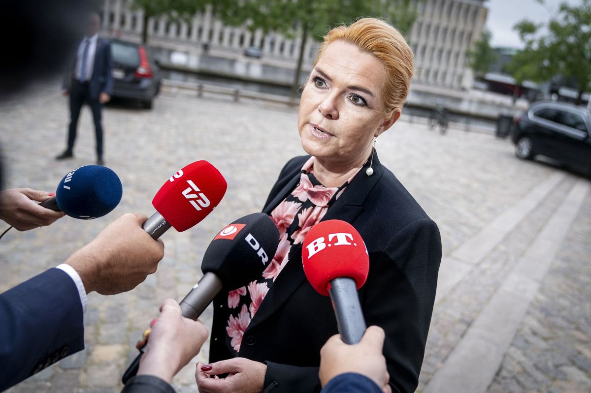 Inger Støjberg blev mandag afhørt i Rigsretten, hvor hun er tiltalt for at have udstedt og fastholdt en ulovlig instruks om adskillelse af asylpar. Tirsdag fortsætter afhøringen.