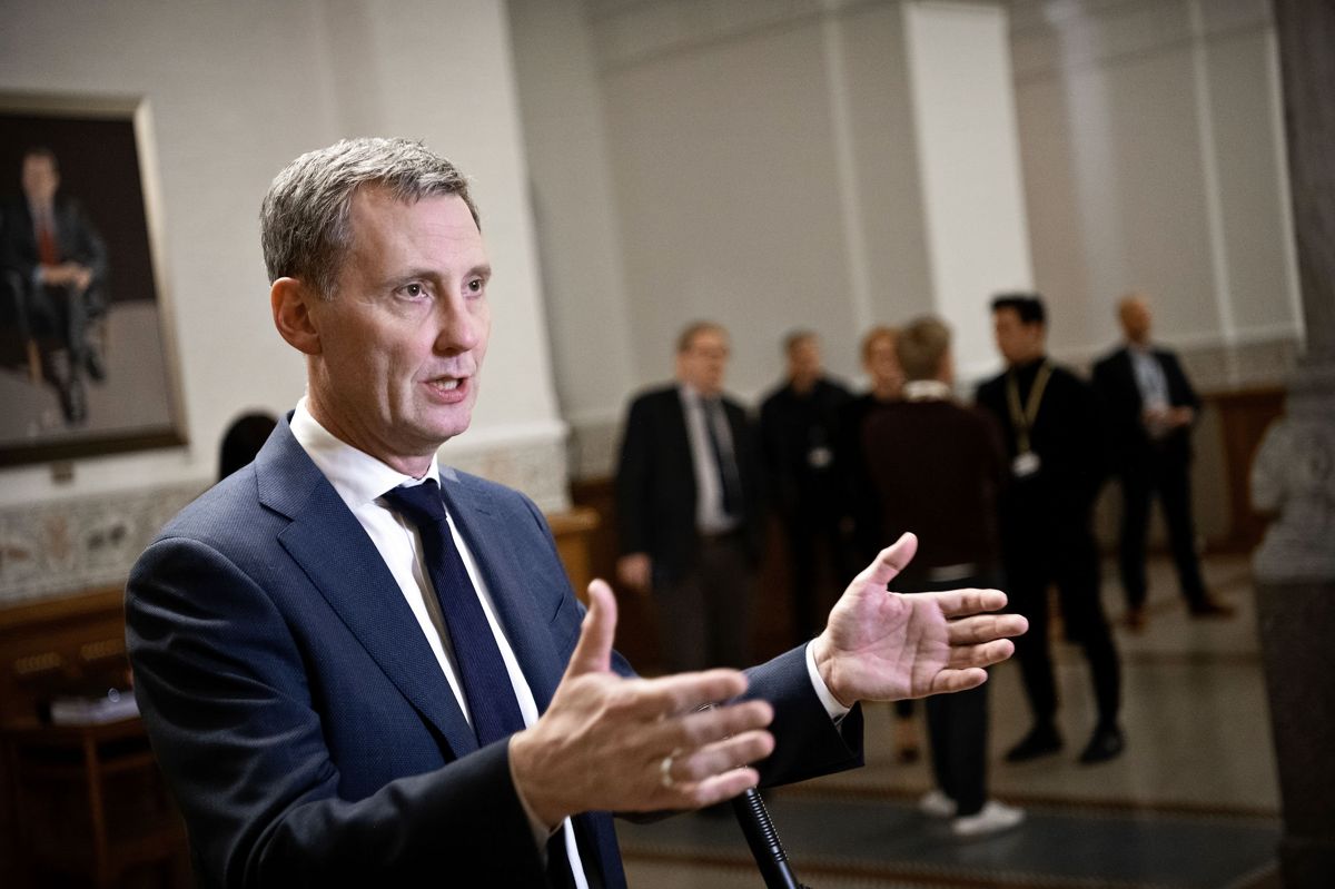 Et bredt flertal på Christiansborg indgik i december et nyt politiforlig - her præsenteret af justitsminister Nick Hækkerup (S). Aftalen indebærer blandt andet en stribe nye nærpolitistationer, og langt de fleste af dem ventes at slå dørene op i løbet af de kommende måneder. (Arkivfoto)