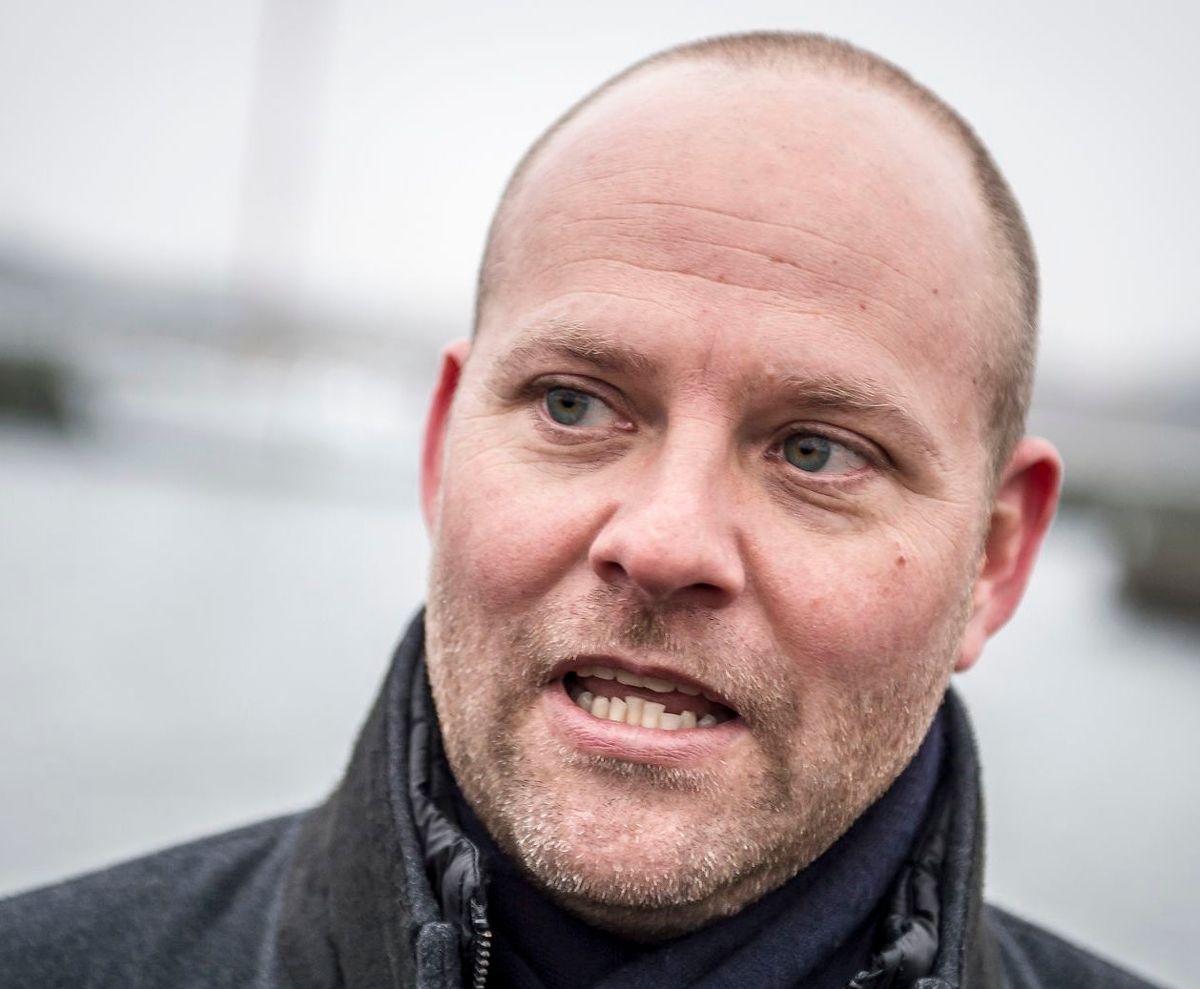 Mens kommunen med den ene hånd selv nægter at efterkomme et påbud fra Vejdirektoratet om at fjerne eller overdække pylonen ved Afkørsel 41, kræver kommunen men den anden hånd at lodsejere skal fjerne deres skilte. Borgmester Mikael Smed (S) mener ikke, det er problematisk.