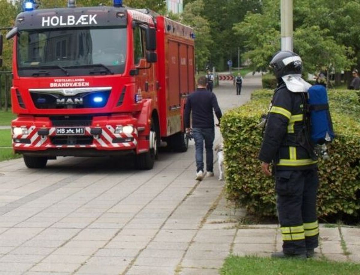 Handlekraftige borgere fik hjulpet en 61-årig kvinde ud af en lejlighed.