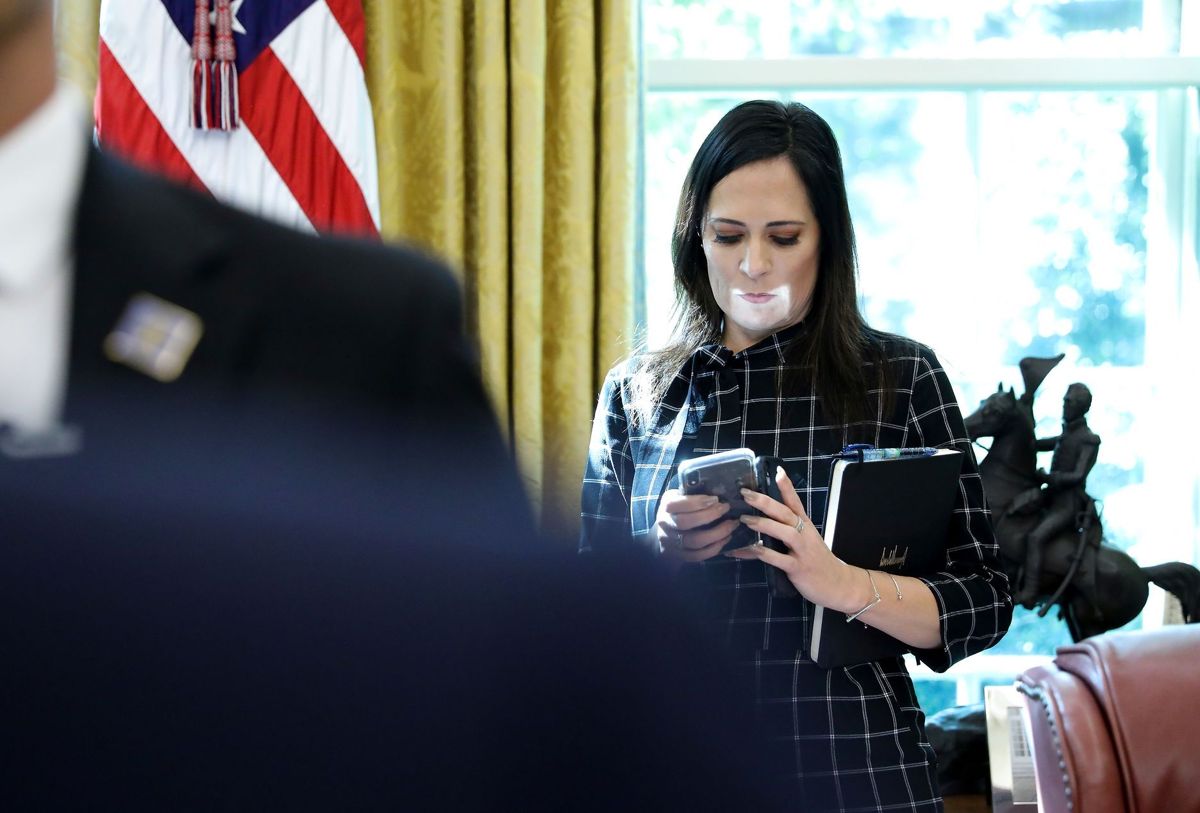 Stephanie Grisham ses her i Det Ovale Kontor mens hun var pressechef for donald Trump.