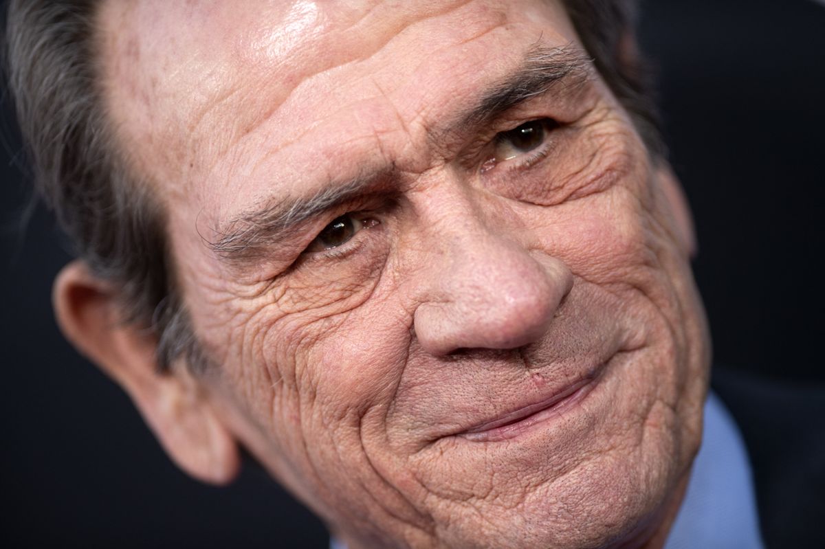 Tommy Lee Jones fylder 15. september 75 år. Her er han fotograferet ved premieren i 2019 på rumfilmen "Ad Astra". I filmen spiller han Brad Pitts far - en lighed der ikke er iøjnespringende.
