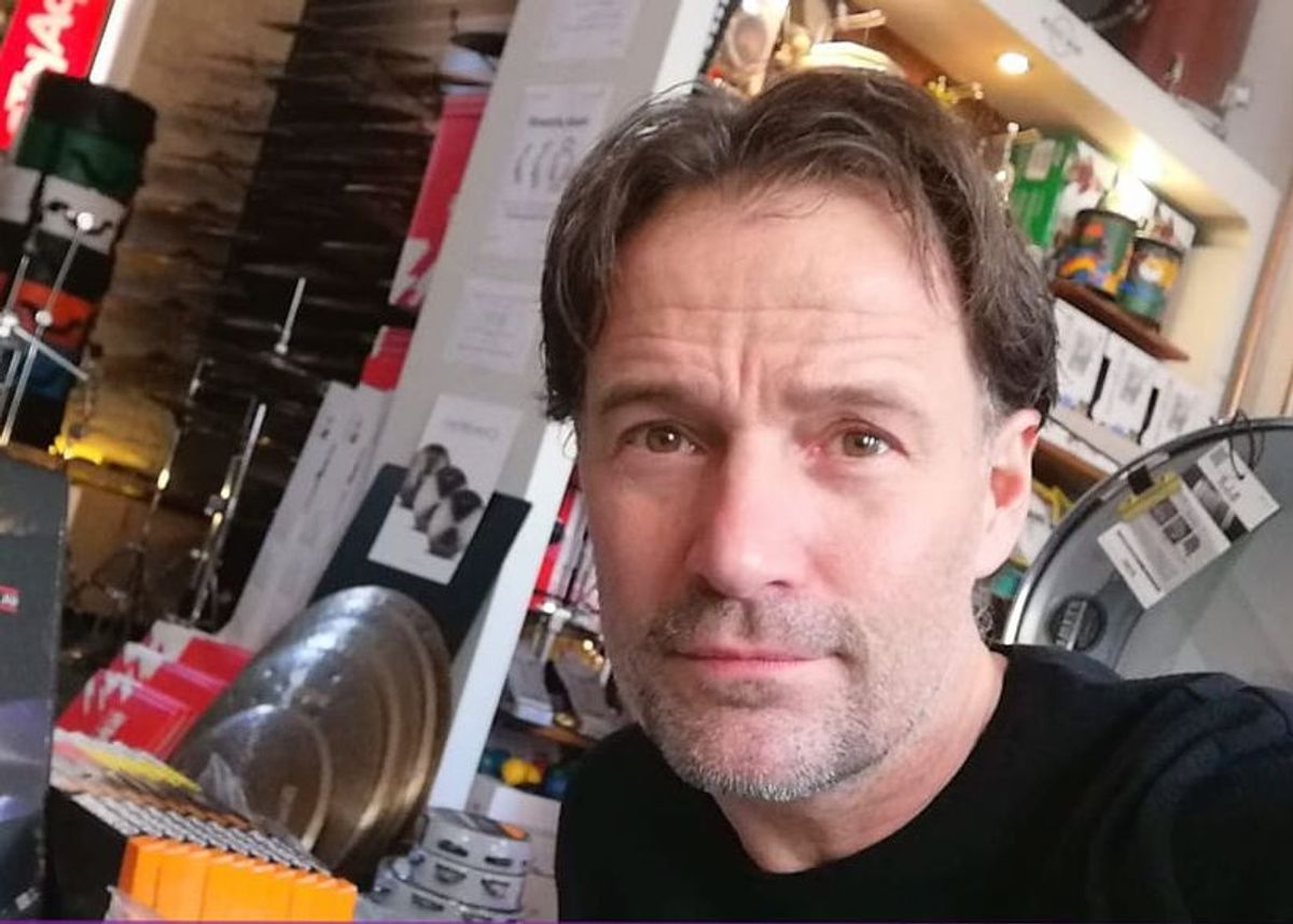 Joakim Teinvig ejer trommeforretningen Drum Station i Mejlgade. Han ser frem til ændringen i gadebilledet.