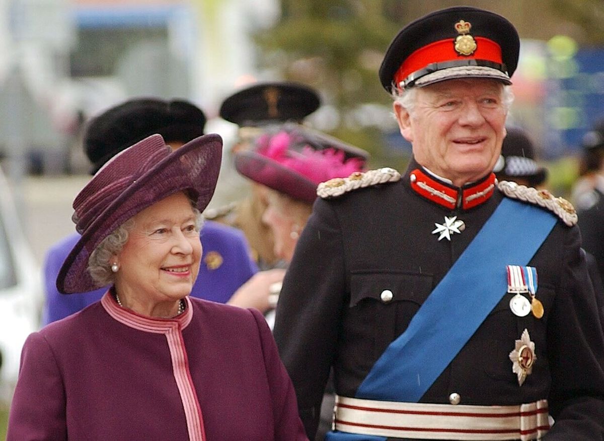 Dronning Elizabeth ses her sammen med nu afdøde Sir Timothy Colman.