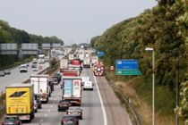 Ramt af lastbil på motorvej