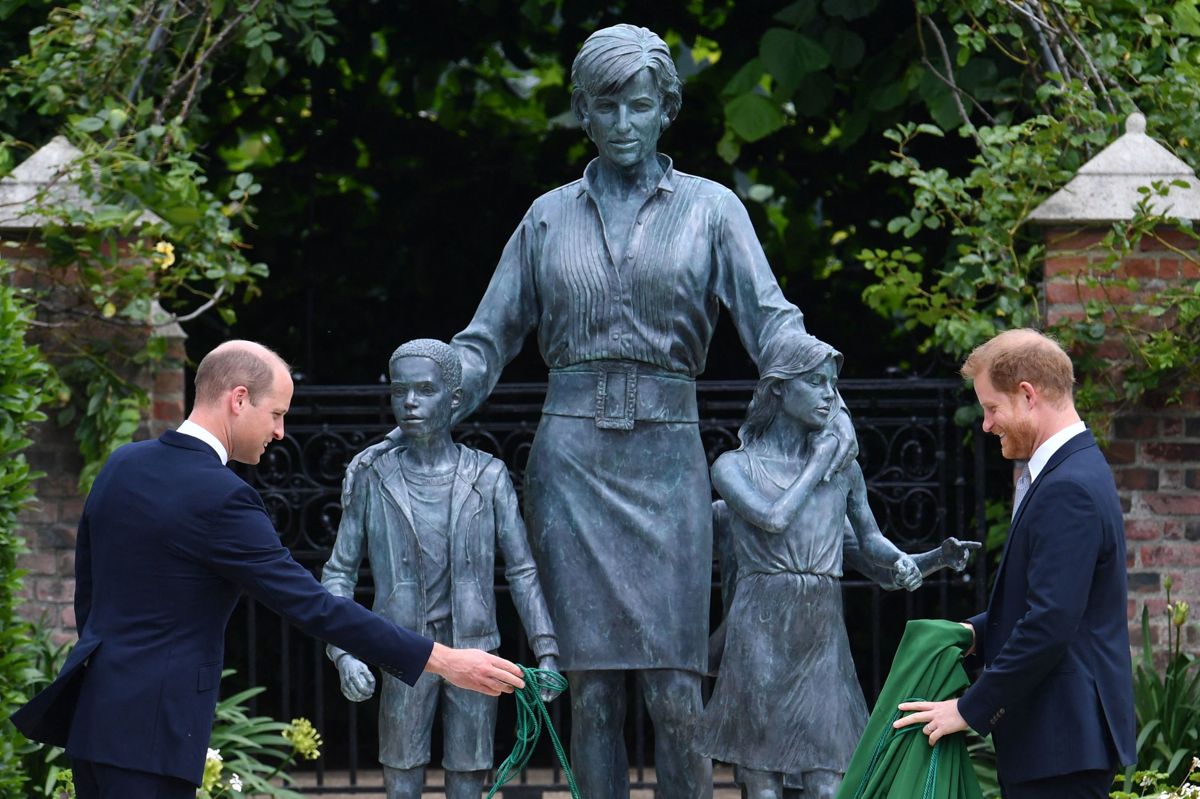 Brødrene prins William og Harry glemte for en stund deres uenigheder, da de i juli i fællesskab afslørede en statue af deres afdøde mor, prinsesse Diana. Statuen blev afsløret på dagen, hvor prinsesse Diana ville have fyldt 60 år. (Arkivfoto)