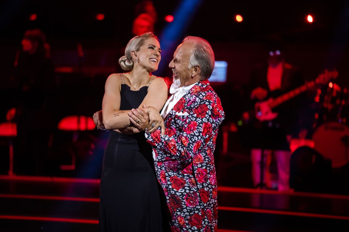 Det var i en tango at Camilla Dalsgaard og Jacob Haugaard gik på gulvet på premieren af "Vild med dans". Selv om det kun blev til syv point for parret, fik de flere positive kommentarer med på vejen fra dommerpanelet, blandt andet fik Jacob Haugaard ros for sin udstråling.