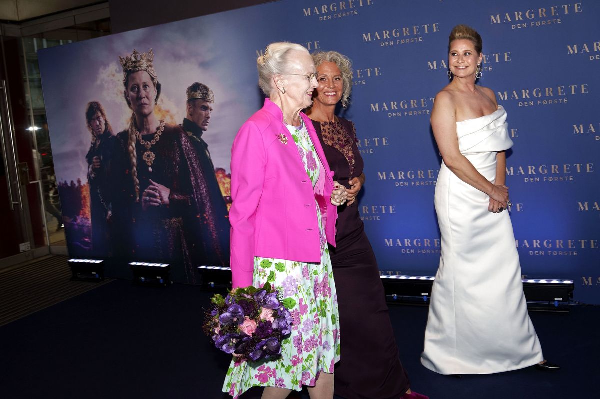 Til gallapremieren på "Margrete den Første" deltog den nuværende majestæt (tv.). Her ses hun sammen med instruktør Charlotte Sieling (i midten) og hovedrolleindehaver Trine Dyrholm (th .....).