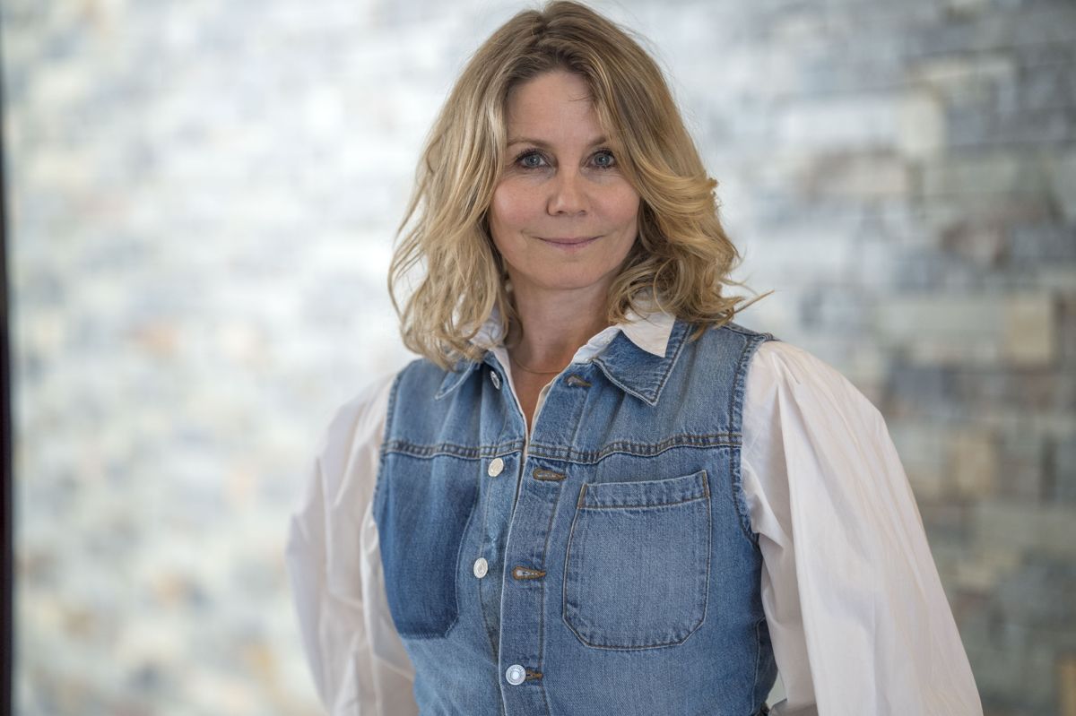 Anne Louise Hassing blev uddannet fra Statens Teaterskole i 1997 og har medvirket i en række danske spillefilm som Lars von Triers dogmefilm "Idioterne" fra 1998 og Thomas Vinterbergs "Jagten" fra 2012. Derudover har hun medvirket i flere danske tv-succeser som "Krøniken" og "Badehotellet".