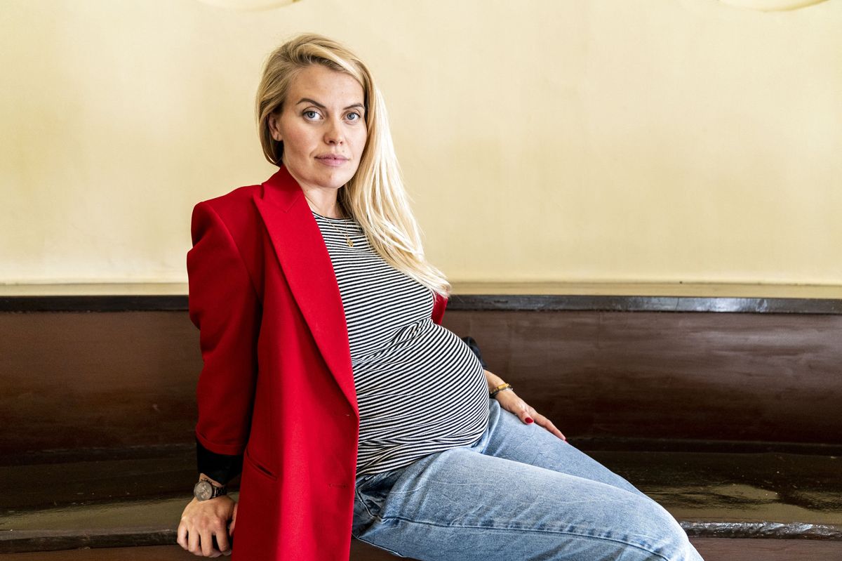 Anna Stokholm venter sit første barn med skuespilleren Simon Stenspil.