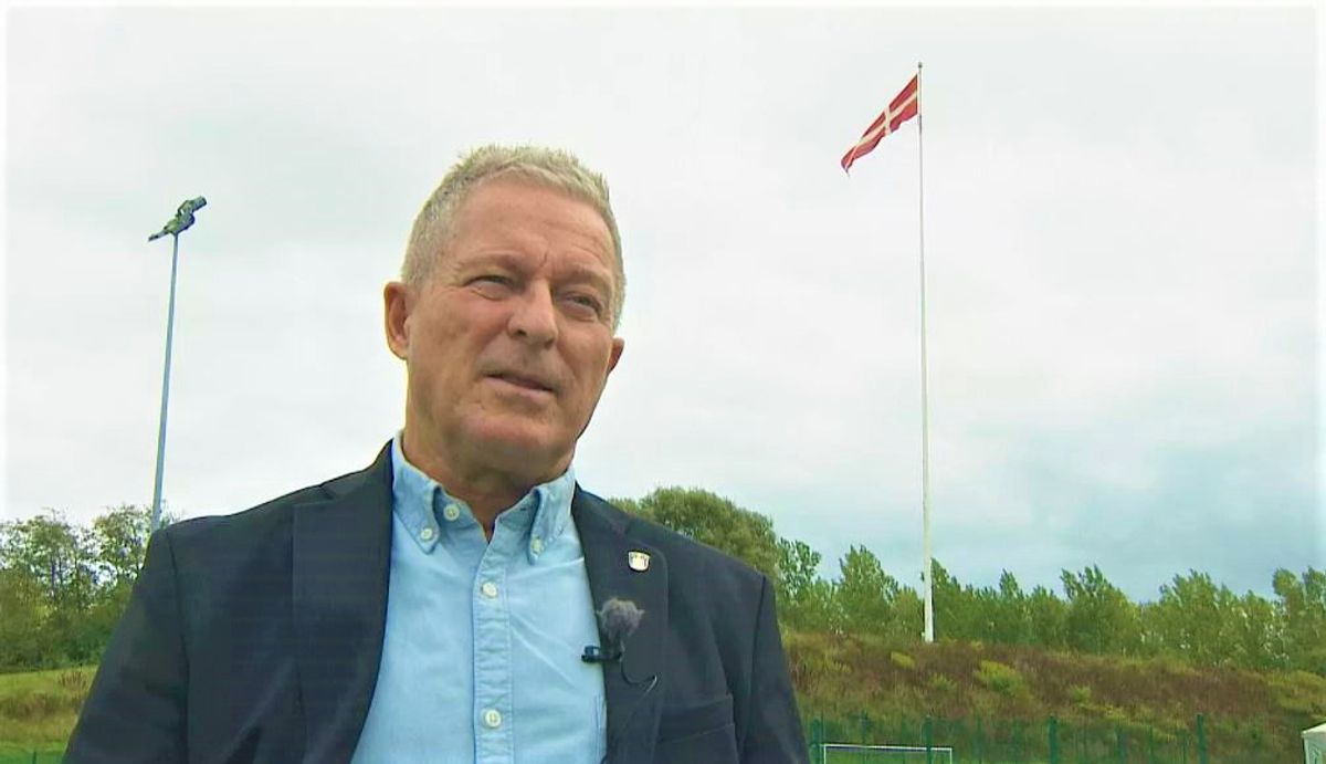 Kent Max Magelund er stolt af kommunens rekordhøje flagstang.