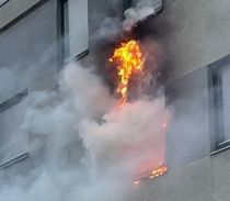 Flammer stod ud af vinduet