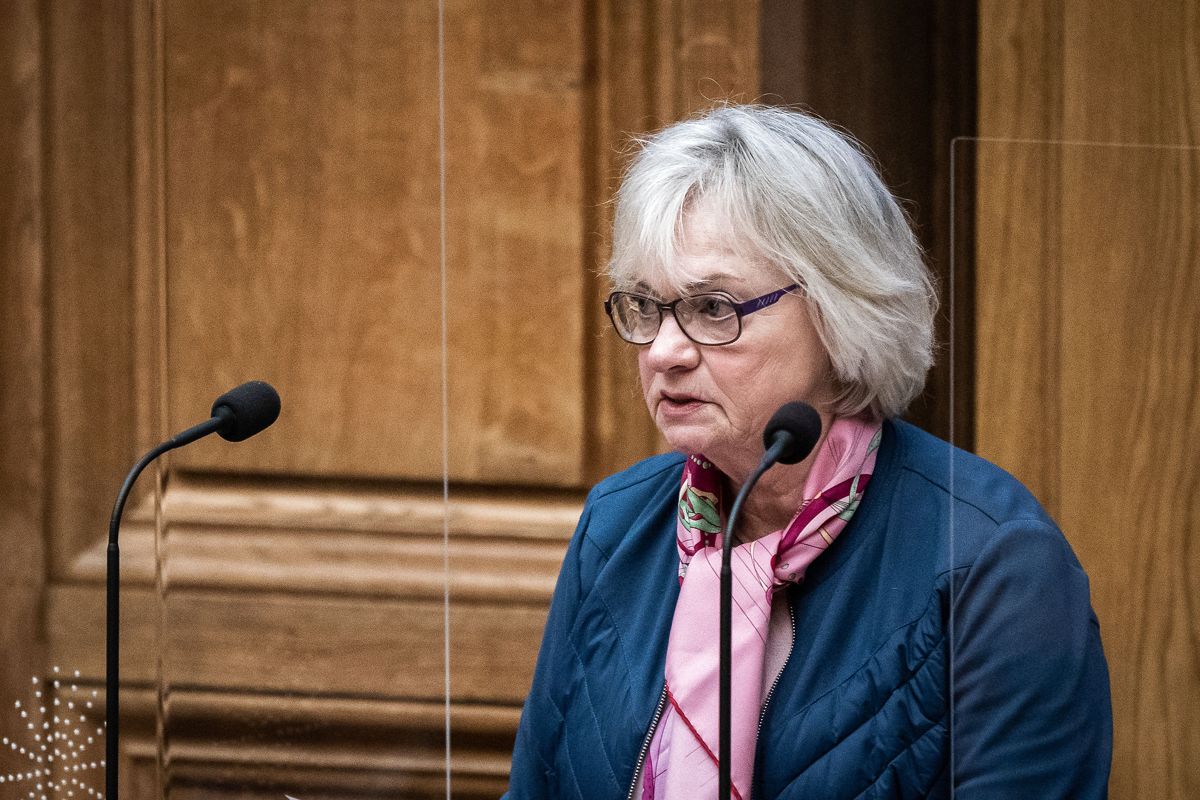 Hendes opførsel hører ingen steder hjemme, og hun er for gammel. Sådan lyder det fra et fynsk partimedlem.