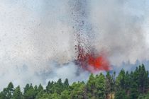 Vulkan i udbrud på ferieø - 1000 evakueret