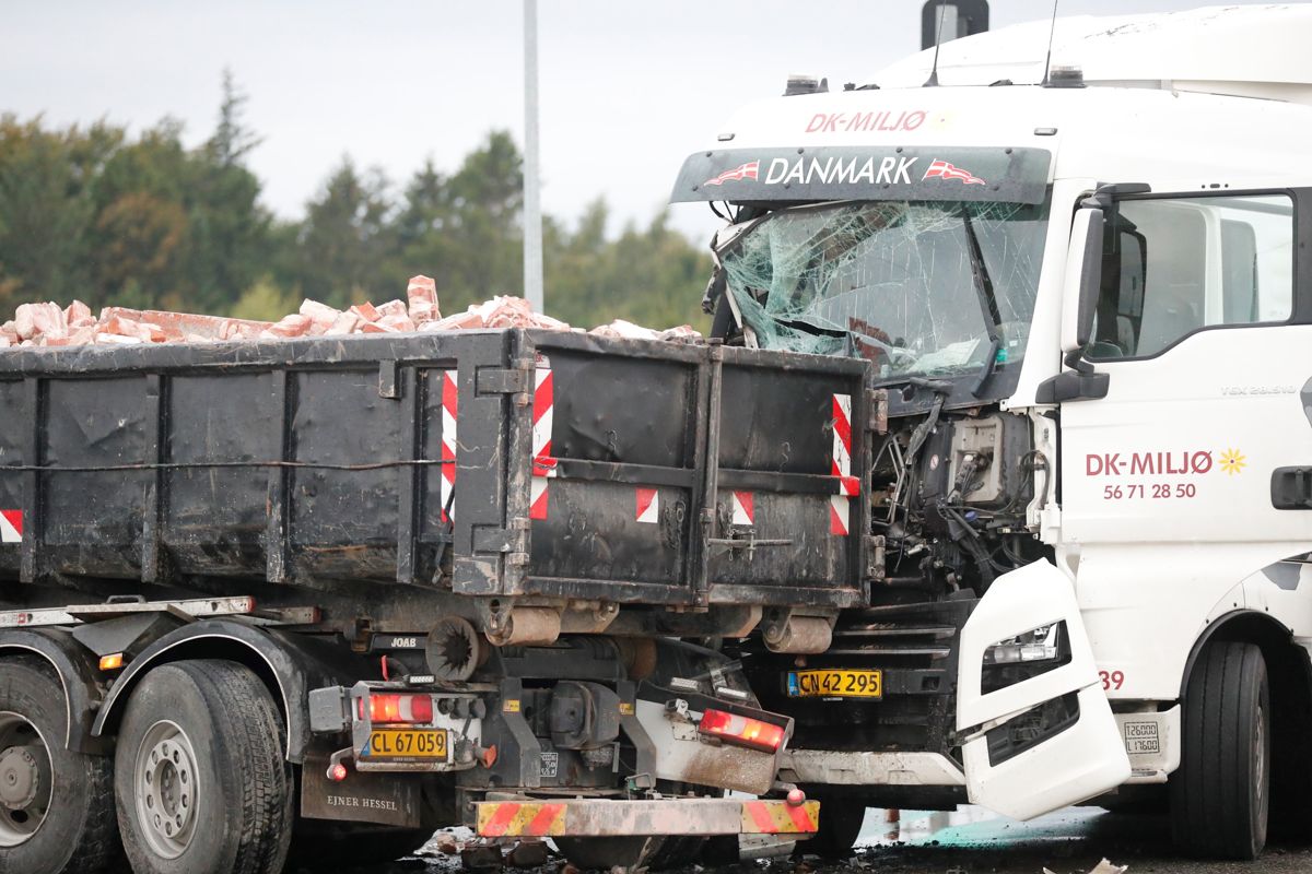 Voldsomt sammenstød på Rute 6 i krydset ved Åmarken.