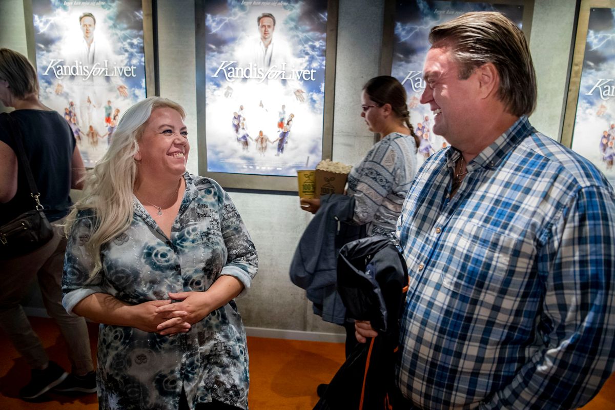 Forsanger i Kandis Johnny Hansen ses her til forpremiere på 'Kandis for livet", hvor han blandt andet hilste på sin superfan Karina Charlotte Christiansen.