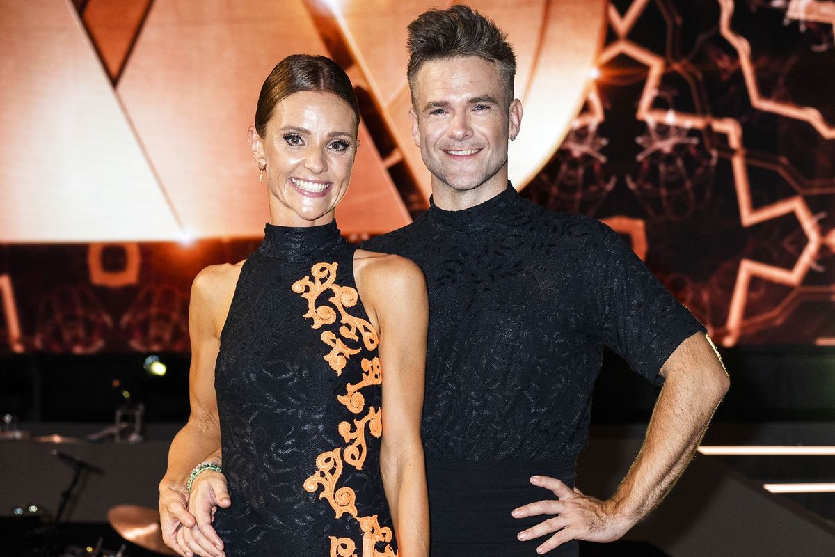 Lise Rønne har i mange år arbejdet som tv-vært blandt andet på talentprogrammet "X Factor". Silas Holst blev kendt som en af de professionelle dansere i TV 2's seersucces "Vild med dans" og har siden medvirket i en lang række musicals landet over.